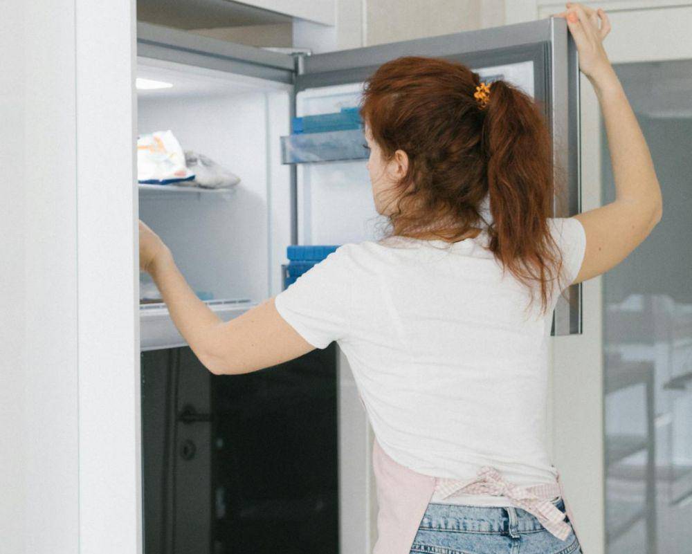 Potret memasukkan donat ke freezer