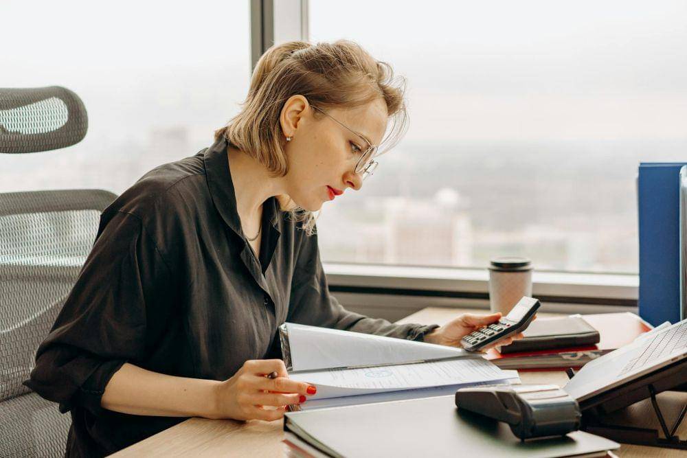 ilustrasi wanita bekerja di kantor