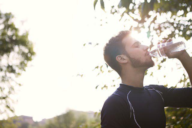 ilustrasi minum air putih (pexels.com/Andrea Piacquadio)