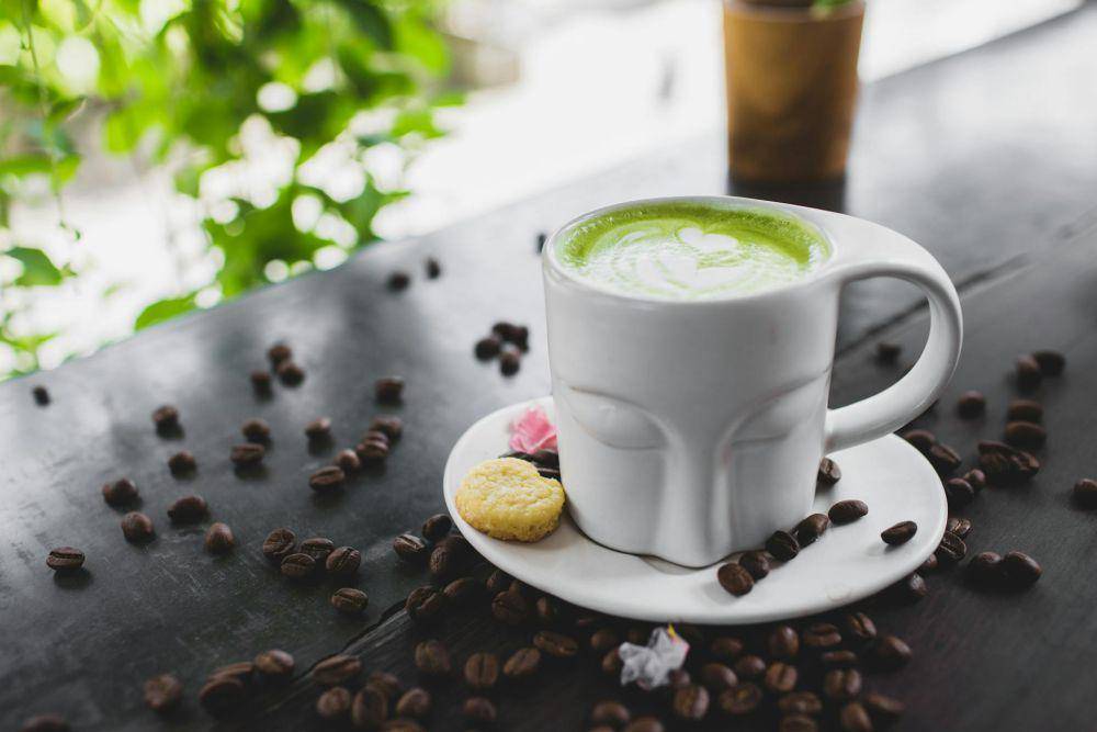 ilustrasi minuman matcha dan biji kopi (pexels.com/ROMAN ODINTSOV)