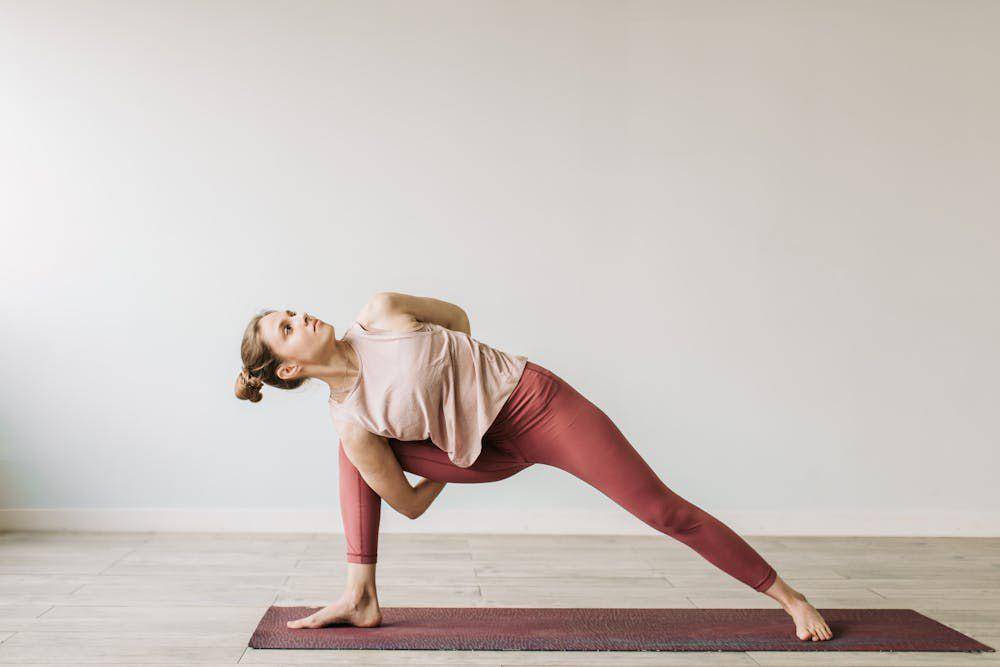 ilustrasi wanita melakukan pilates di atas matras (pexels.com/Vlada Karpovich)