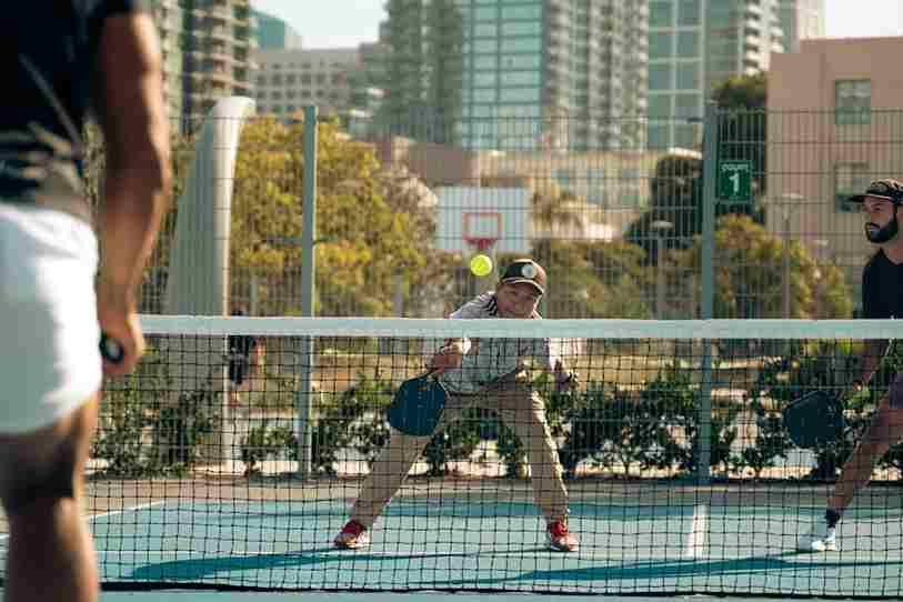 Ilustrasi padel yang meningkatkan kesehatan jantung dan paru (unsplash.com/Jon Matthews)