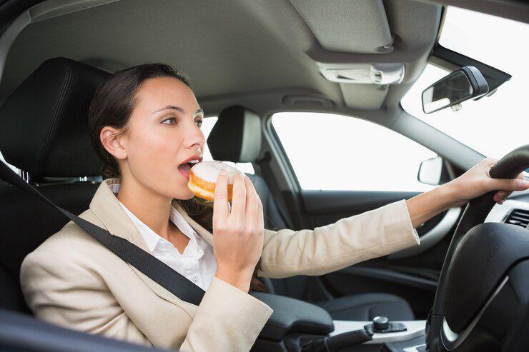 ilustrasi makan sambil menyetir mobil (freepik.com/Wavebreak Media)