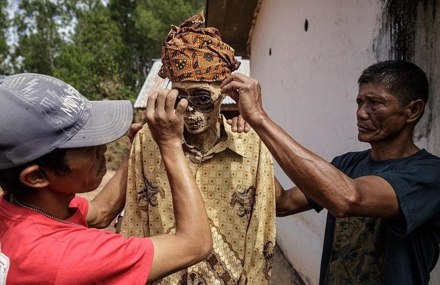 https://cdn.idntimes.com/content-images/post/20171102/realifactpost-ritual-manene-toraja-2-1dd1e477f60913a6864350ba2d6e6454.jpg