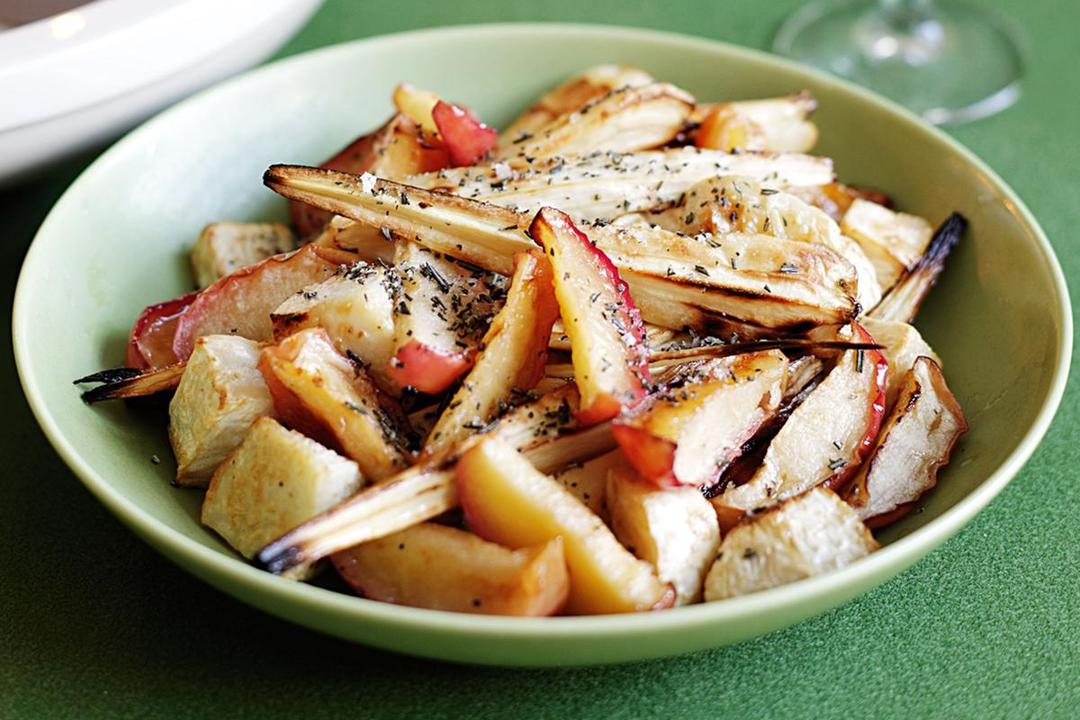 https://cdn.idntimes.com/content-images/post/20170725/roast-apple-parsnip-and-celeriac-with-rosemary-salt-76032-1-13beac42f386bca3cfb529753ccc08cb.jpeg