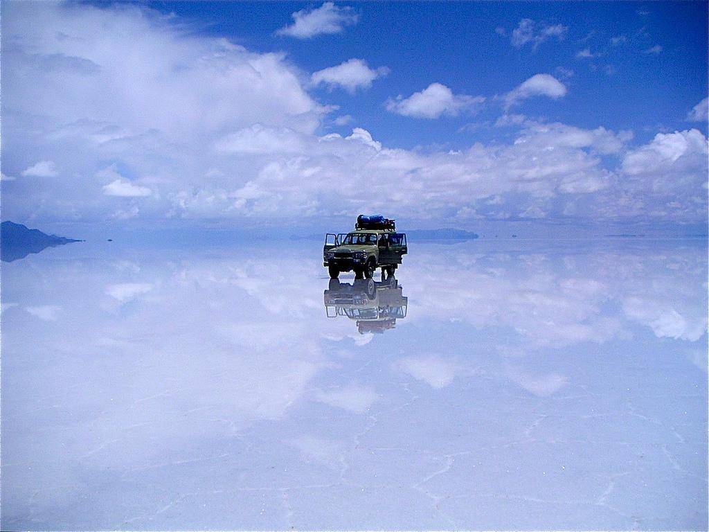 https://cdn.idntimes.com/content-images/post/20180415/salar-de-uyuni-5d50ead556d3e475bfaacff8dc9733fe.jpg