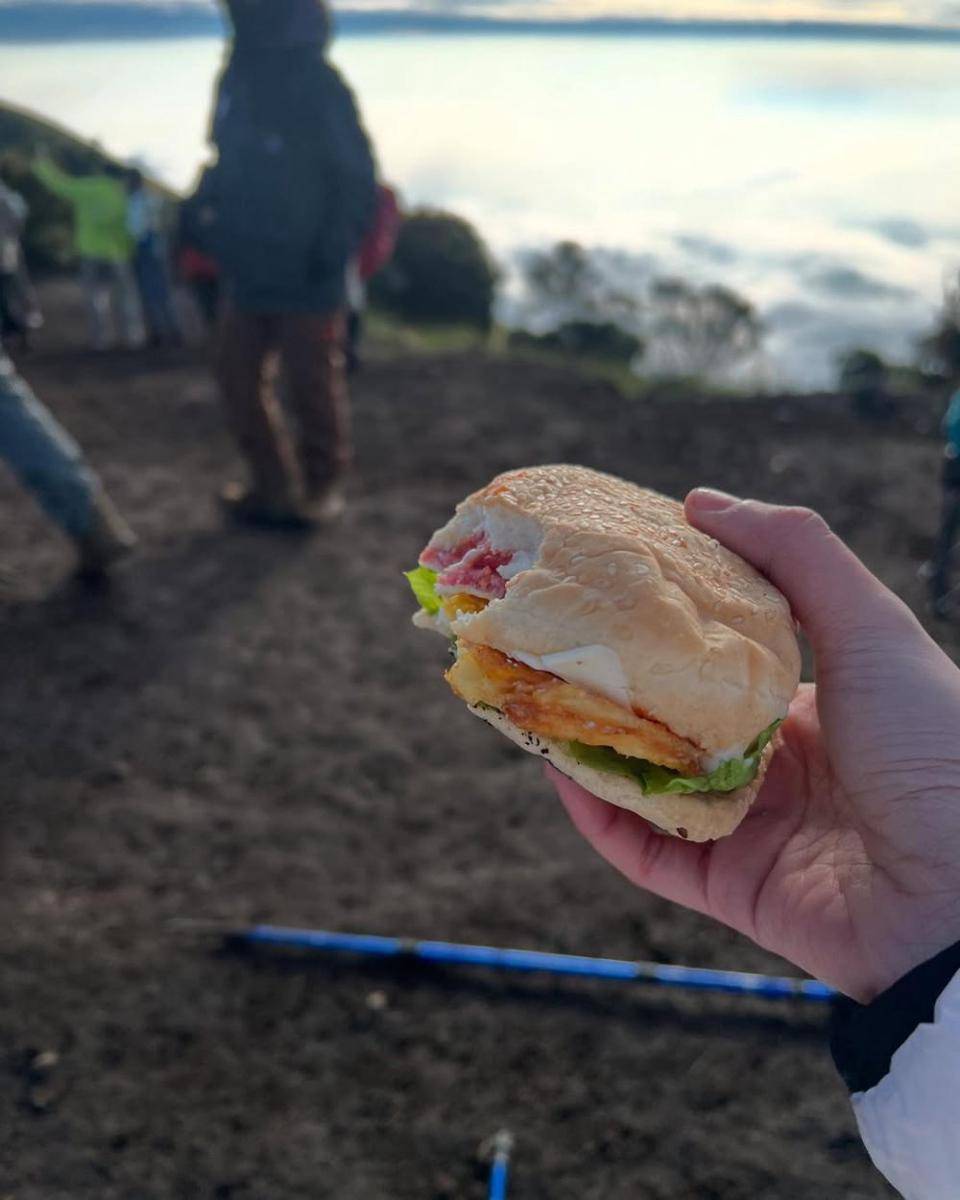 potret Tissa Biani makan di atas Gunung Merbabu (instagram.com/tissabiani)