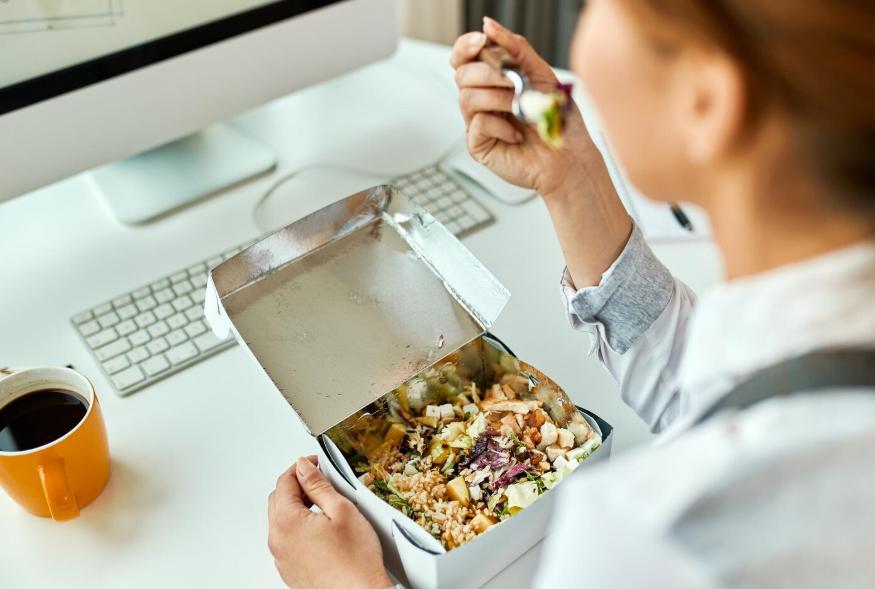ilustrasi makan di kantor (freepik.com/Drazen Zigic)