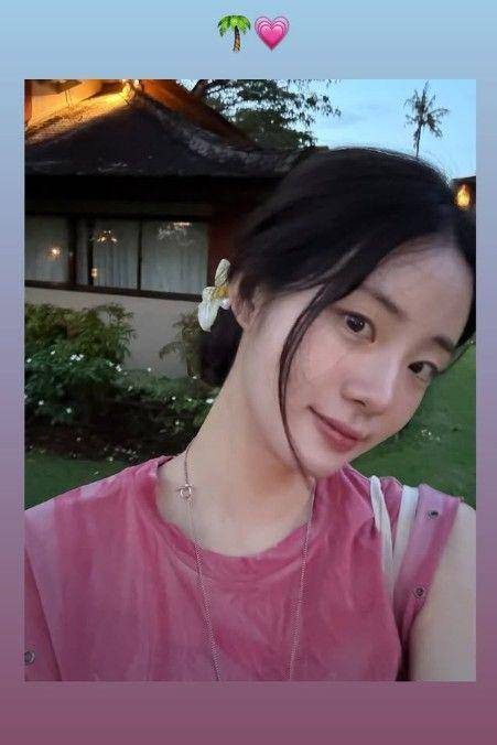Shin Siah pemeran Dokter Pyo di Resident Playbook bagikan foto pakai jedai khas Bali (instagram.com/shinsiaa_)