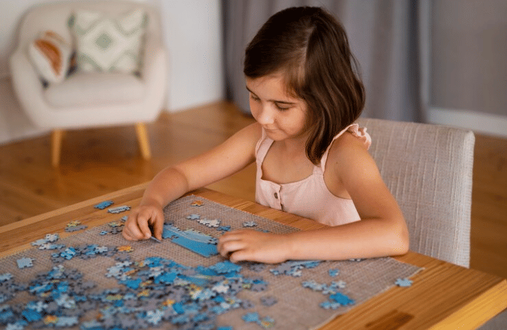 Ilustrasi anak menyusun puzzle (freepik.com/freepik)