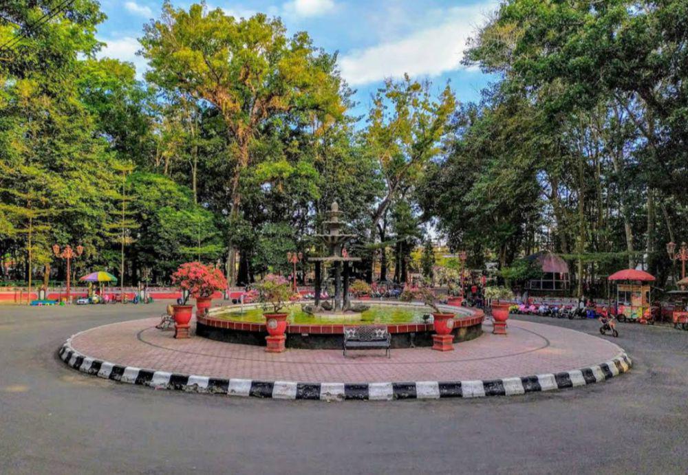 Taman Kebon Rojo Blitar: Lokasi, Rute, Harga, dan Tips