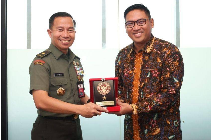 Mayjen TNI Edwin Adrian Sumantha (kiri) ketika masih menjabat Kepala Biro Humas Kementerian Pertahanan. (Dokumentasi Kemhan)