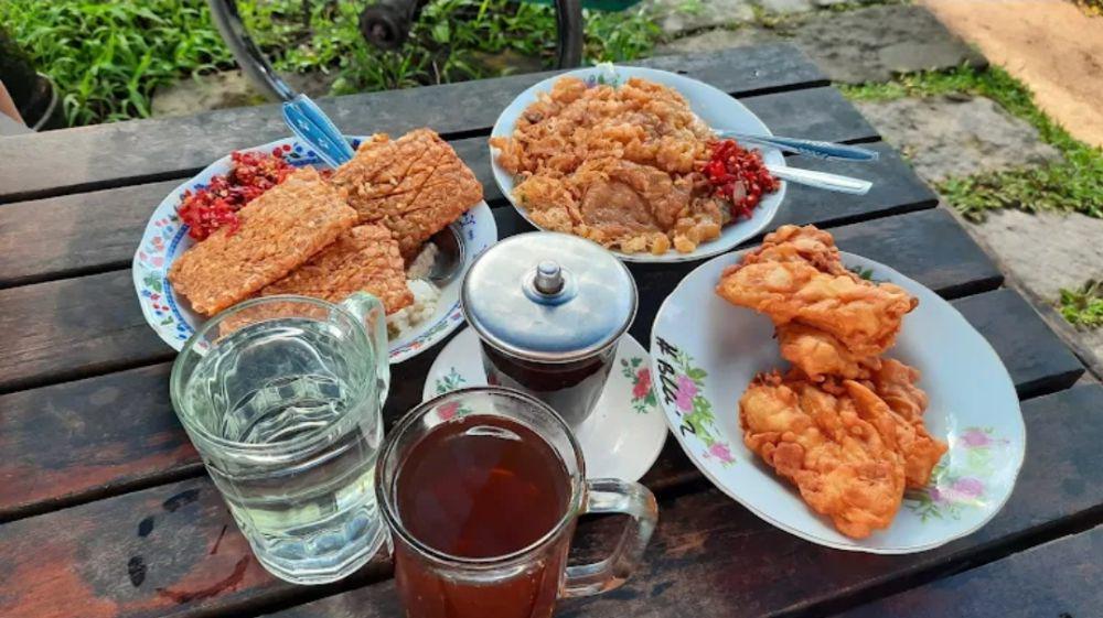 5 Alasan Rela Antre Pisang Goreng dan Sayur Lodeh di Kopi Klotok