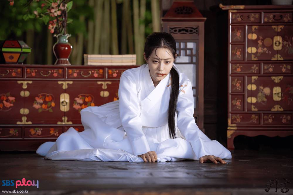 cuplikan Shin Seul Ki di drama The Haunted Palace
