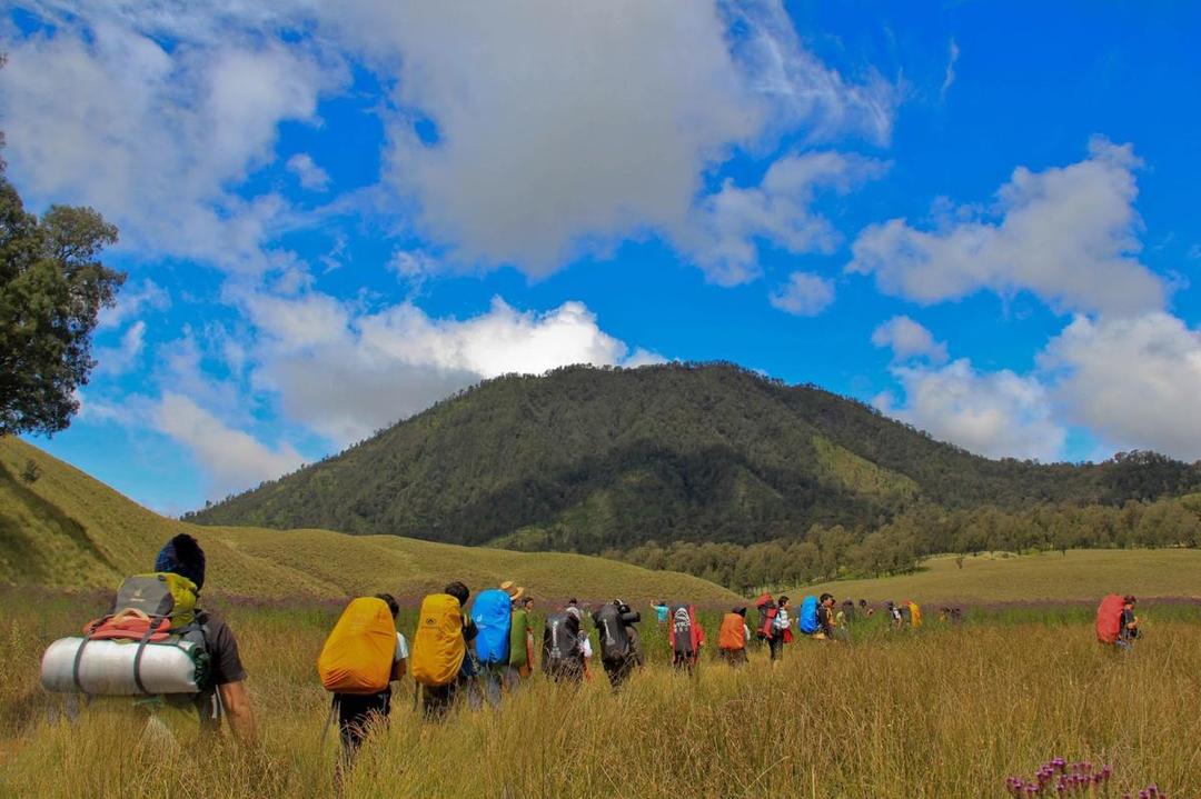 https://cdn.idntimes.com/content-images/post/20171130/semeru-trekking-and-mount-bromo-tour-package-5-days-5871ccb4357c70b026e3b405c155f4fb.jpg