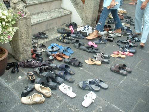 https://cdn.idntimes.com/content-images/post/20180320/shoes-off-c609685e19e63a982792b9a6982eabc3.jpg