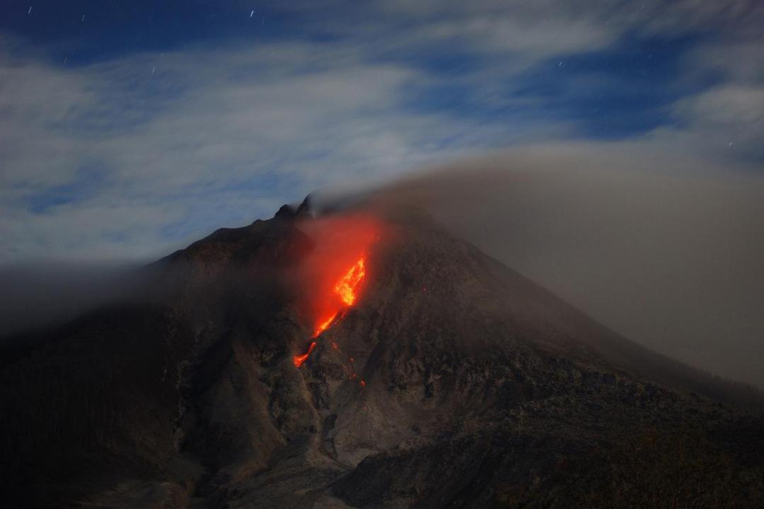 https://cdn.idntimes.com/content-images/post/20171130/sinabung-lava-90f6b2704a3928f79b26f6a9bd5e68bb.jpg