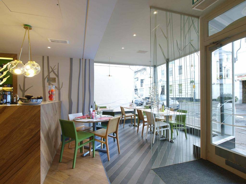 https://cdn.idntimes.com/content-images/post/20170519/small-simple-restaurant-interior-design-ideas-modern-restaurant-interior-interior-design-u-nizwa-36649032e796c0c9eae8b25ea41f4003.jpg