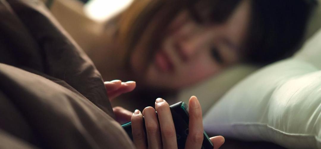 https://cdn.idntimes.com/content-images/post/20151205/smartphone-use-in-bed-36905-e51c25c7729be050f319adec1ffd8442.jpg