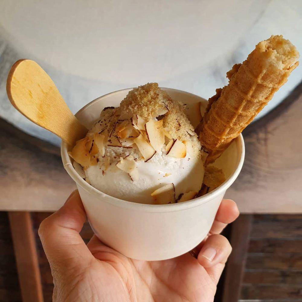 es krim kelapa di Tukies Coconut Shop (instagram.com/tukiescoconutshop)