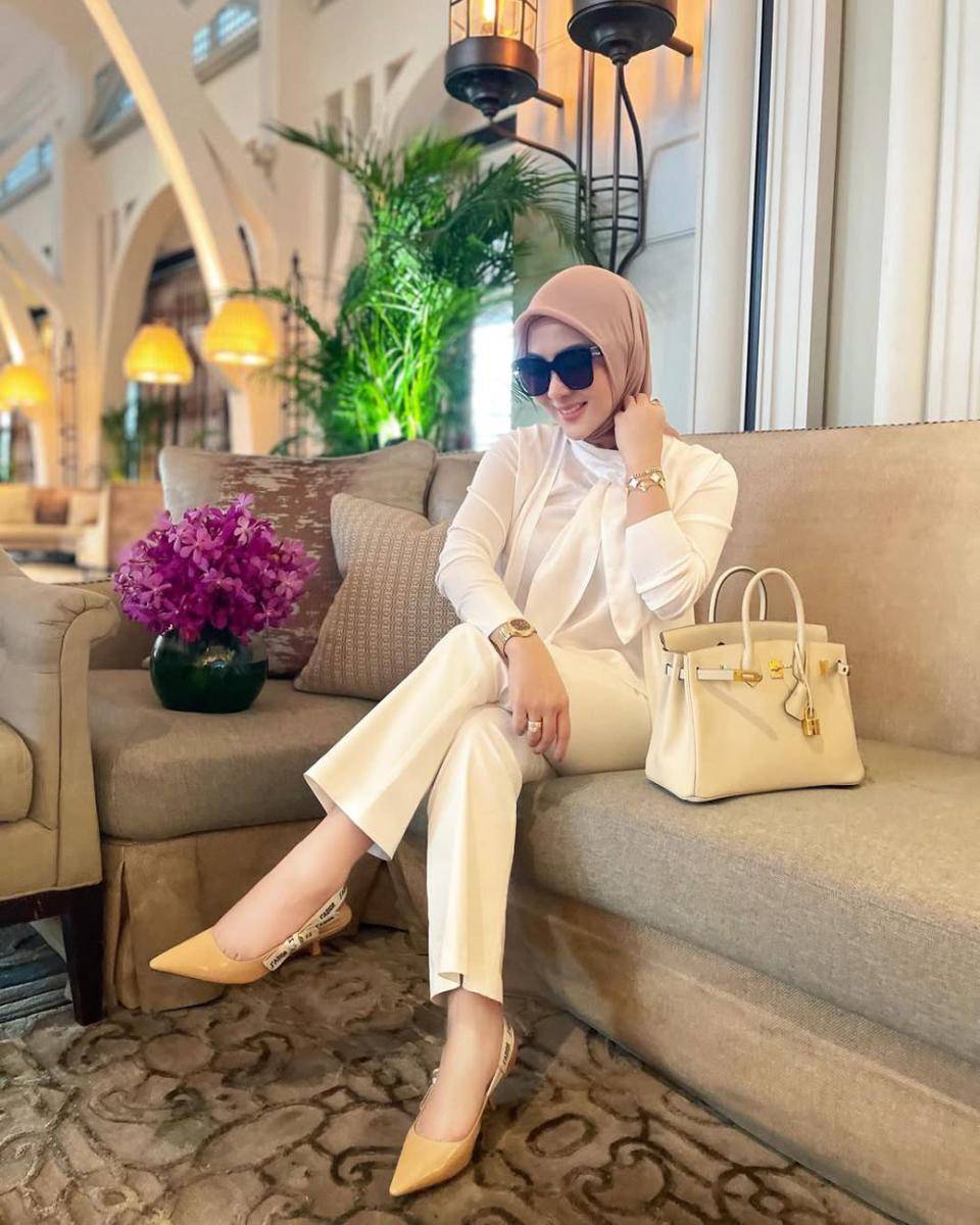 Syahrini (instagram.com/princessyahrini)