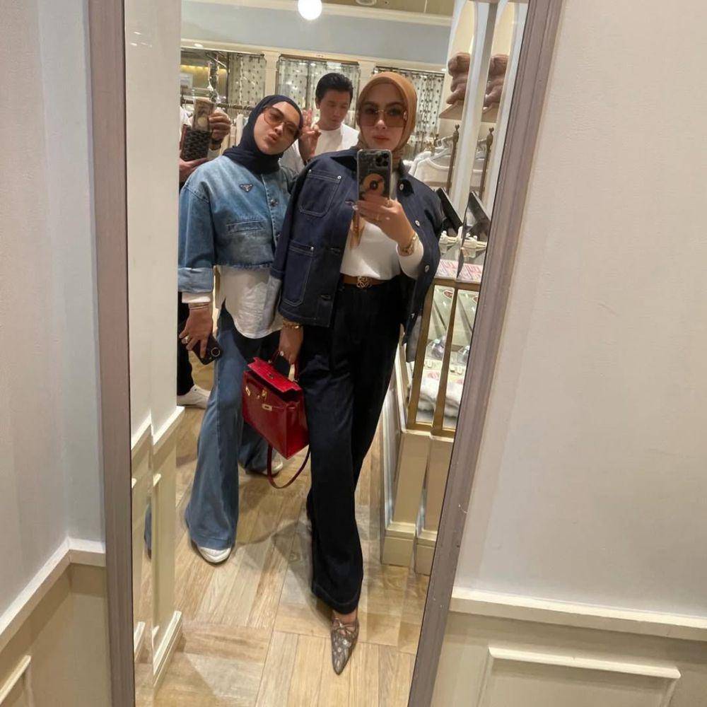 Syahrini (instagram.com/princessyahrini)