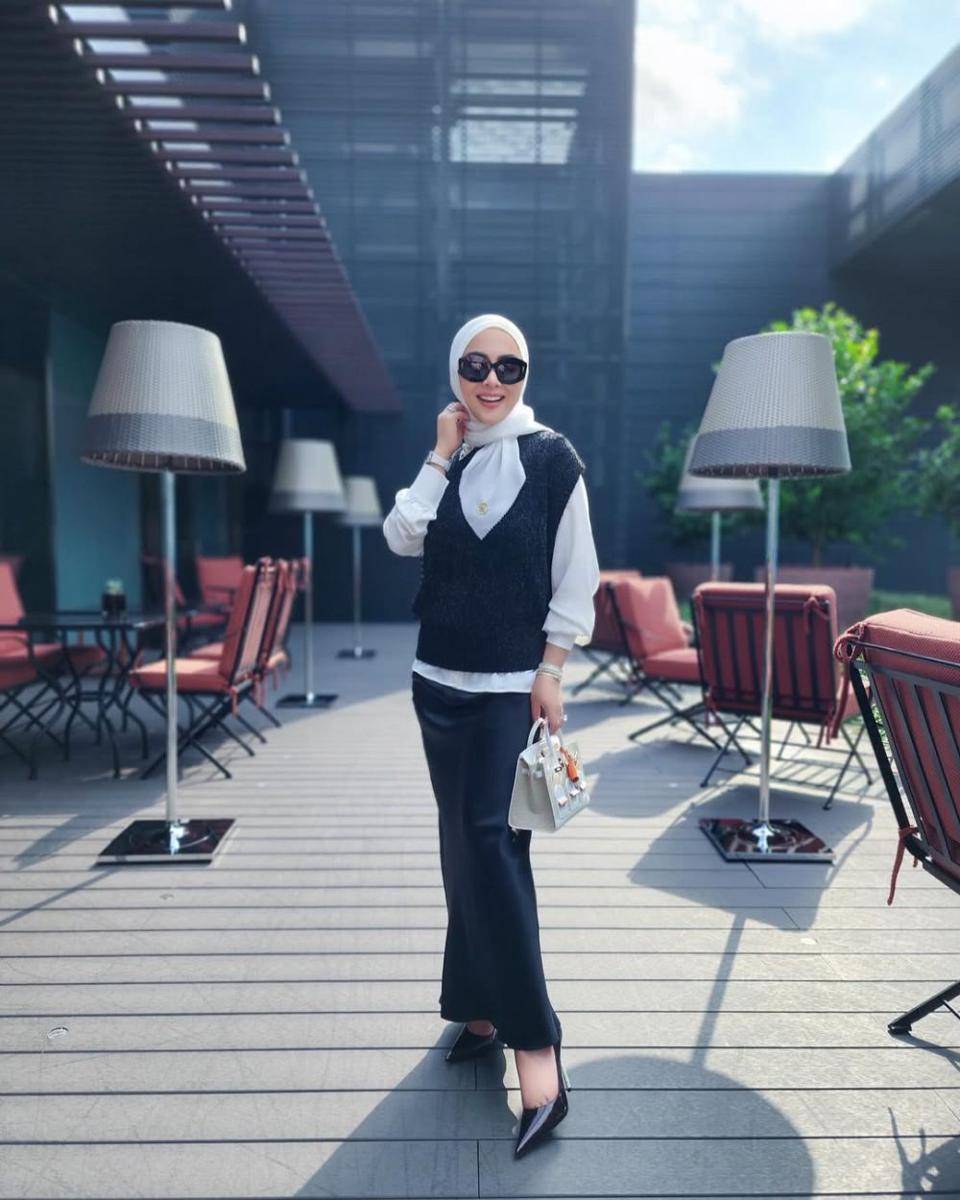 Syahrini (instagram.com/princessyahrini)