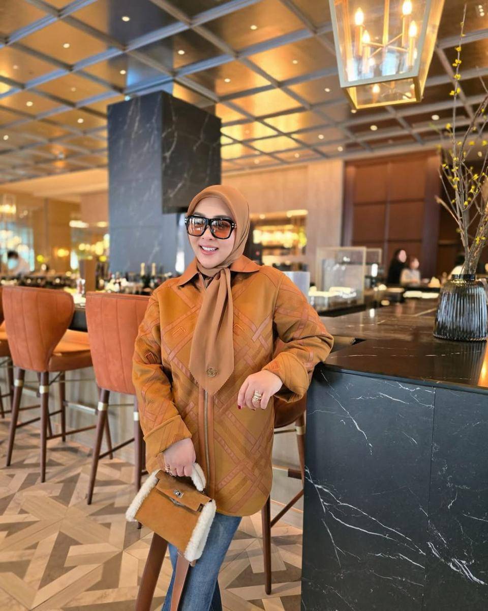 Syahrini (instagram.com/princessyahrini)