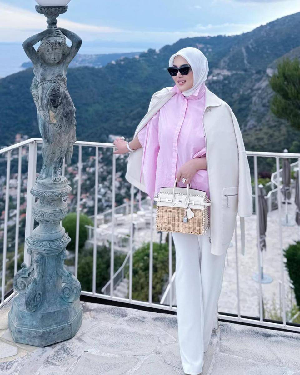Syahrini (instagram.com/princessyahrini)