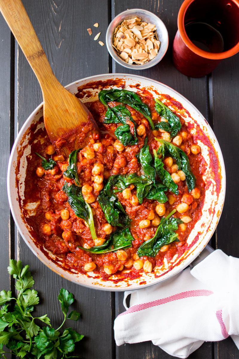 https://cdn.idntimes.com/content-images/post/20171120/spanish-chickpea-and-spinach-stew-in-a-pan-800x1200-fc6ee26673fcde59708a1857c80a752e.jpg
