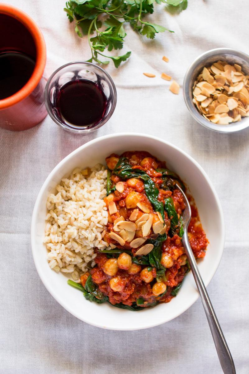 https://cdn.idntimes.com/content-images/post/20171120/spanish-chickpea-and-spinach-stew-lunch-800x1200-4810ef302698b16942e1b53257b7cb64.jpg