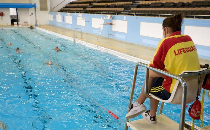 https://cdn.idntimes.com/content-images/post/20170918/spen-pool-lifeguard-7212f4afd8c046de3aceb6370b5a8a3b.jpg