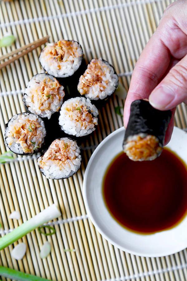 https://cdn.idntimes.com/content-images/post/20171120/spicy-tuna-roll-3optm-b15464960cc41ed749960d599f640d04.jpg