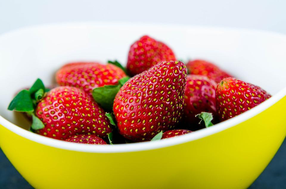 https://cdn.idntimes.com/content-images/post/20180114/strawberry-2502961-960-720-caa2654bca48bc3a4f48eed4a823d935.jpg