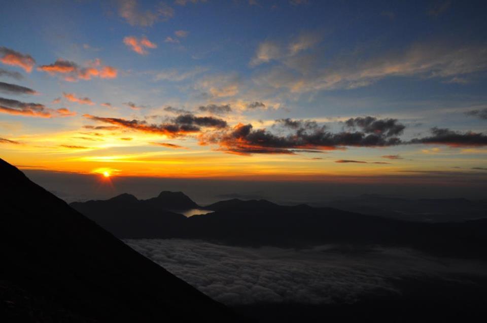 https://cdn.idntimes.com/content-images/post/20170707/sunrise1-5666878d1911f12bcffe294c8858ca9e.jpg