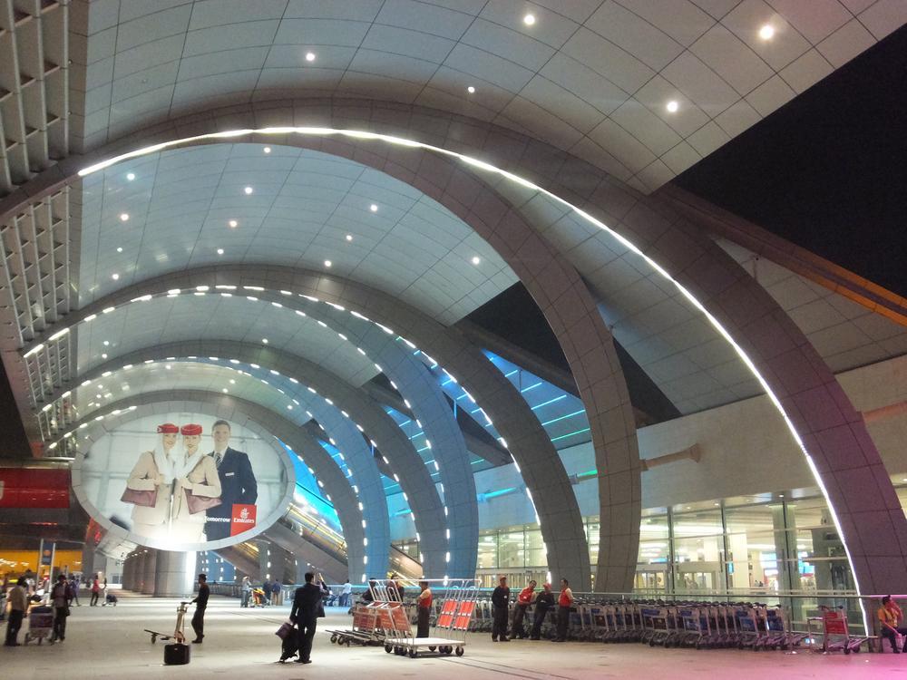 https://cdn.idntimes.com/content-images/post/20180409/terminal-3-dubai-airport-6b4d940b1dd922de6789f47f17387de0.jpg