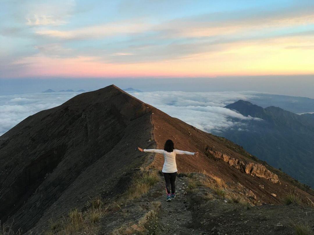 https://cdn.idntimes.com/content-images/post/20171130/top-of-mount-agung-bali-1-1200x900-94bf3068266e6bceed1cd3ba223742c2.jpg