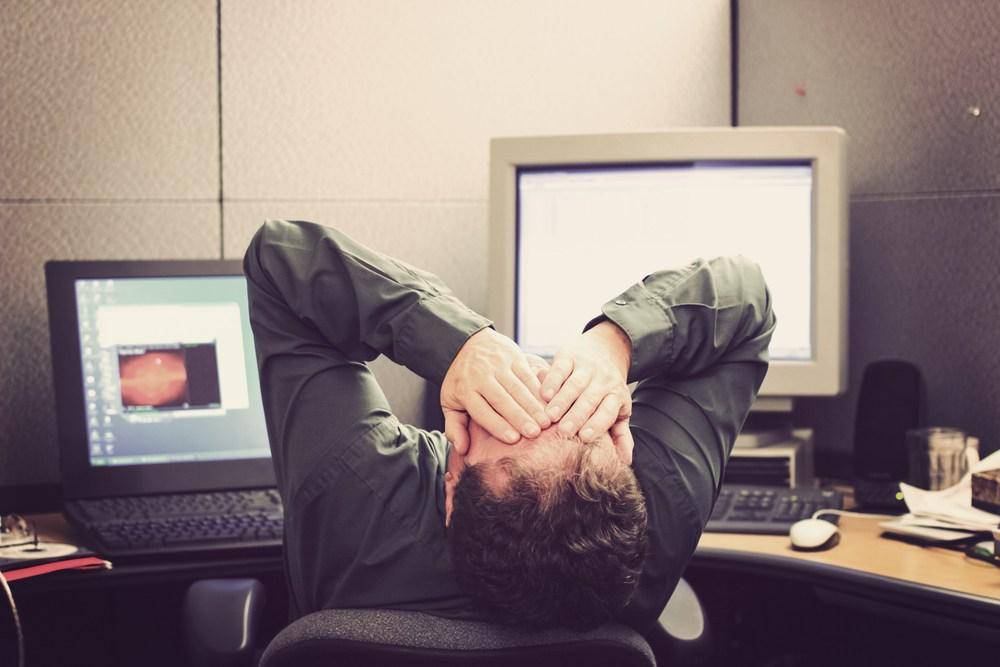 https://cdn.idntimes.com/content-images/post/20170406/trabajo-triste-enojado-oficina-a0dc3008a4a4202b58748dc0ce2a7cc8.jpg