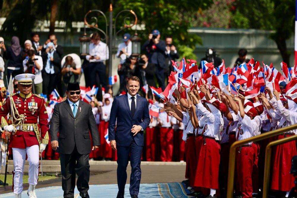 Kunjungan Prancis ke Indonesia di Istana Merdeka disambut anak-anak Sekolah Dasar, Jakarta pada Rabu (28/5). (dok. Tim Komunikasi Prabowo)