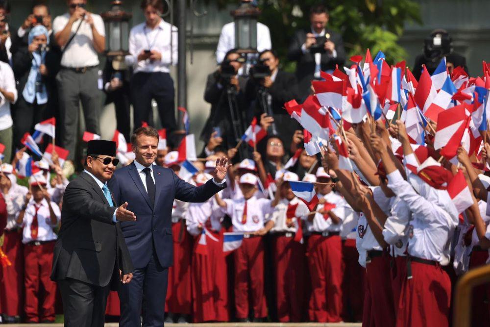 Kunjungan Prancis ke Indonesia di Istana Merdeka disambut anak-anak Sekolah Dasar, Jakarta pada Rabu (28/5). (dok. Tim Komunikasi Prabowo)