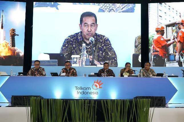 SVP Group Sustainability and Corporate Communication Telkom Ahmad Reza, Direktur Human Capital Management Telkom Henry Christiadi, Wakil Direktur Utama Telkom Muhammad Awaluddin, Direktur Wholesale & International Service Telkom Honesti Basyir, dan Direktur Network Telkom Nanang Hendarno pada saat sesi Press Conference RUPST Telkom Tahun Buku 2024, di Jakarta, pada Selasa (27/5). (dok. Telkom)