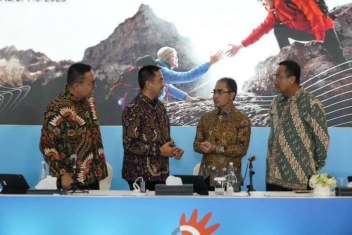 Direktur Human Capital Management Telkom Henry Christiadi, Wakil Direktur Utama Telkom Muhammad Awaluddin, Direktur Wholesale & International Service Telkom Honesti Basyir, dan Direktur Network Telkom Nanang Hendarno pada acara Rapat Umum Pemegang Saham Tahunan (RUPST) Tahun Buku 2024, di Jakarta, pada Selasa (27/5). (dok. Telkom)