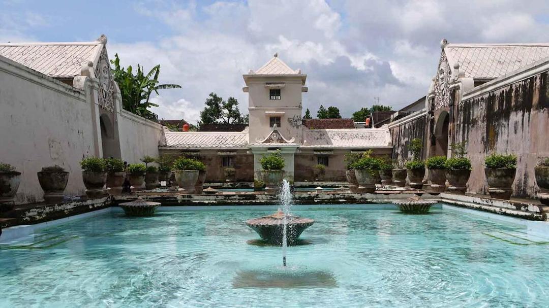 http://cdn.idntimes.com/content-images/post/20160419/vacationbaliindonesiacomtamansarijogja-860e4c8bdae58fa96a0d4eacf4a32350.jpg