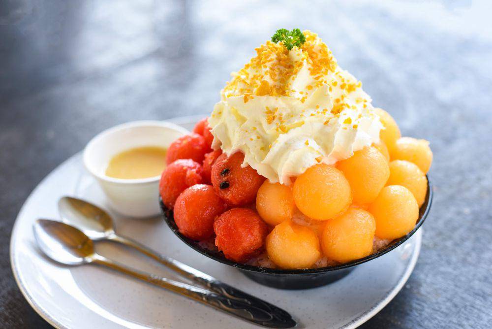 ilustrasi bingsu topping buah (vecteezy.com/Bigc Studio)