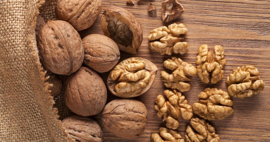 https://cdn.idntimes.com/content-images/post/20170707/walnuts-whole-and-shelled-facebook-9abce778046a7bd87151baa2233ab53a.jpg