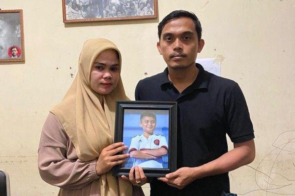 Orang tua Afif Maulana memperlihatkan foto Afif Maulana (Foto: Dok LBH Padang)