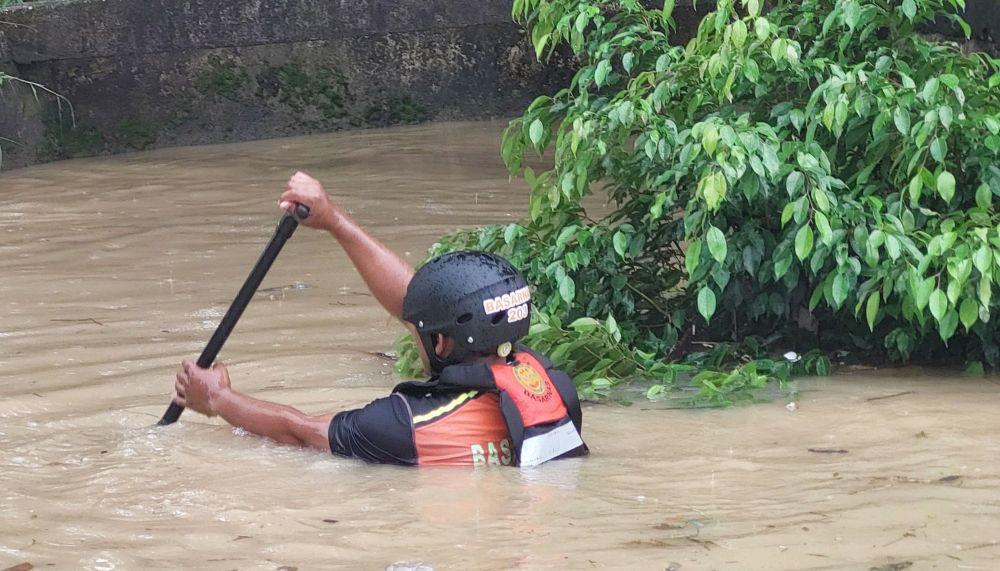 Tim SAR gabungan terus berupaya menemukan Muhammad Ikhsan, bayi 2 tahun yang dilaporkan hanyut di parit di kawasan Batu Ampar, Balikpapan Utara, Selasa (27/5/2025) pagi. (Dok. Kantor SAR Balikpapan)