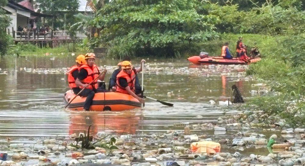 Tim SAR gabungan terus berupaya menemukan Muhammad Ikhsan, bayi 2 tahun yang dilaporkan hanyut di parit di kawasan Batu Ampar, Balikpapan Utara, Selasa (27/5/2025) pagi. (Dok. Kantor SAR Balikpapan)