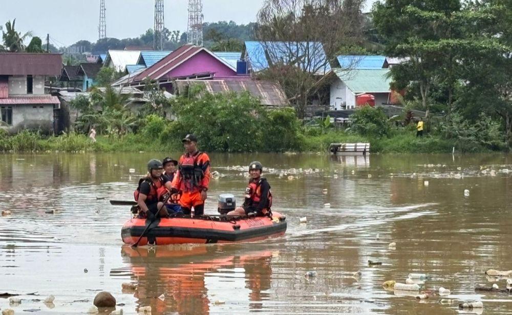 Tim SAR gabungan terus berupaya menemukan Muhammad Ikhsan, bayi 2 tahun yang dilaporkan hanyut di parit di kawasan Batu Ampar, Balikpapan Utara, Selasa (27/5/2025) pagi. (Dok. Kantor SAR Balikpapan)
