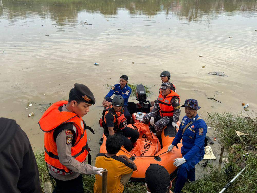 Tim SAR gabungan mengevakuasi jasad Muhammad Ikhsan (2), balita yang dilaporkan hilang terseret arus parit sejak Selasa (27/5/2025) kemarin. (Dok. Kantor SAR Balikpapan)